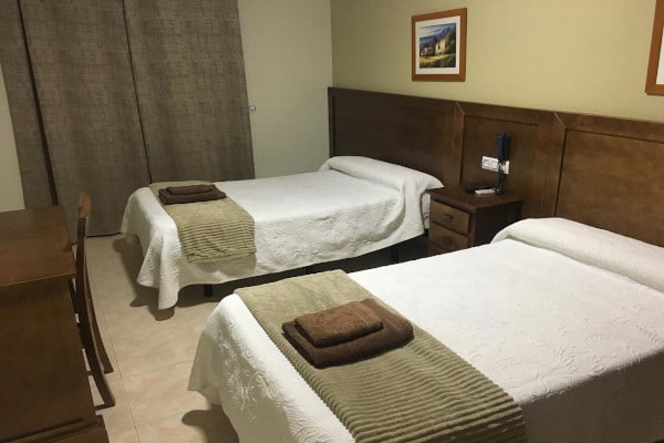 Hotel Don Juan habitación con toalla