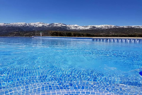 Hotel Rural Ibipozo piscina y montañas