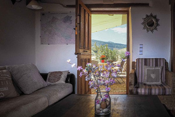 La Solana de Frías salón con vistas exteriores